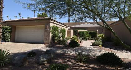 Palm Valley, beautifully remodeled 2b 2ba Condo w/golf cart on 6th fairway,