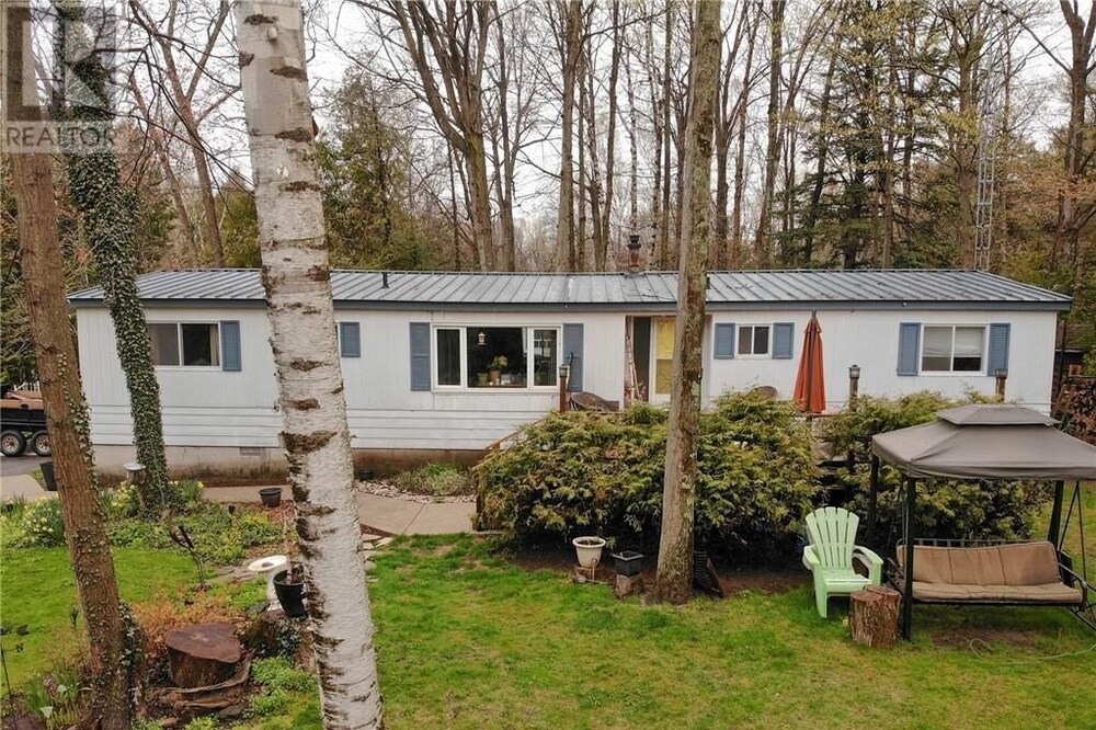 Bright and Spacious Point Clark Cottage across street from Lake Huron
