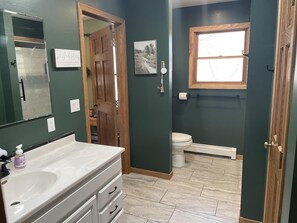 Badkar, hårtork och handdukar