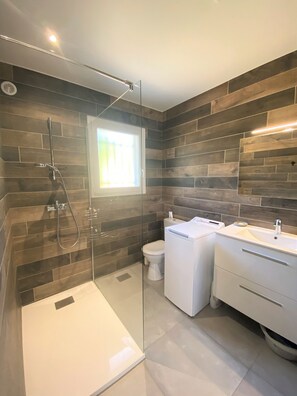 Dusche, Haartrockner, Handtücher
