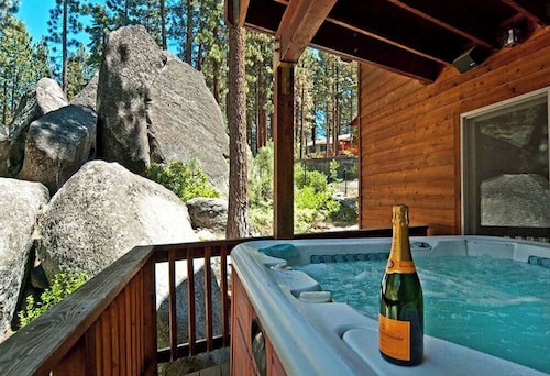 Incredible Tahoe Vacation Experience for 10 guests, 4 Bed, 4 Bath, 3600 sq ft