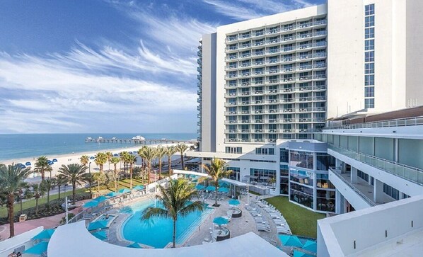 Outdoor pool - Award Winning Resort located beachside 1 Bedroom Deluxe (Clearwater)