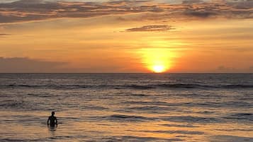 Perto da praia, espreguiçadeiras, toalhas de praia