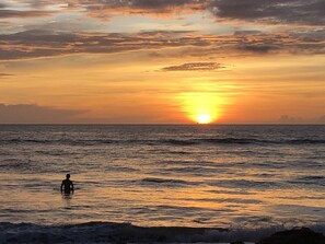 在海灘附近、躺椅、沙灘巾
