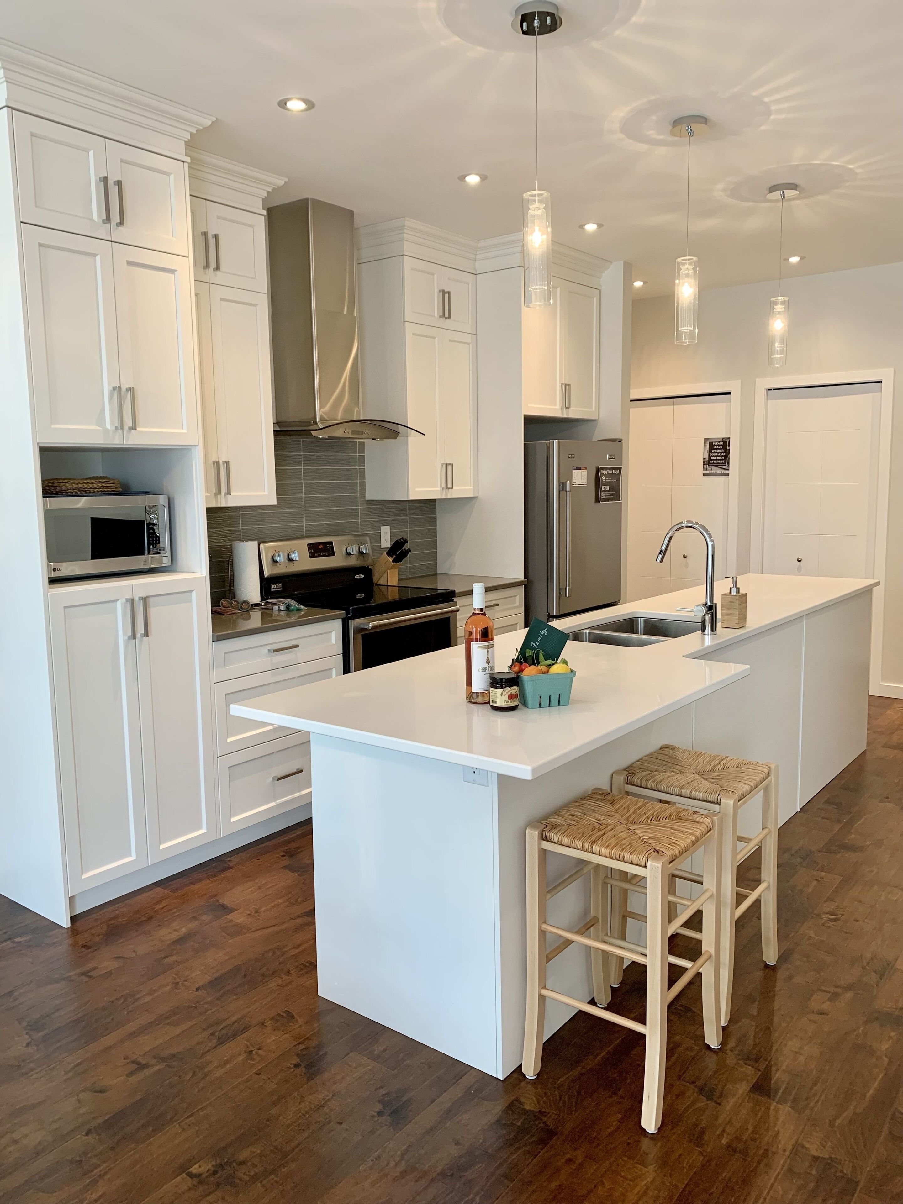 *2 Minute Walk to Okanagan Lake Beach* Modern Holiday Home in the Best Location!