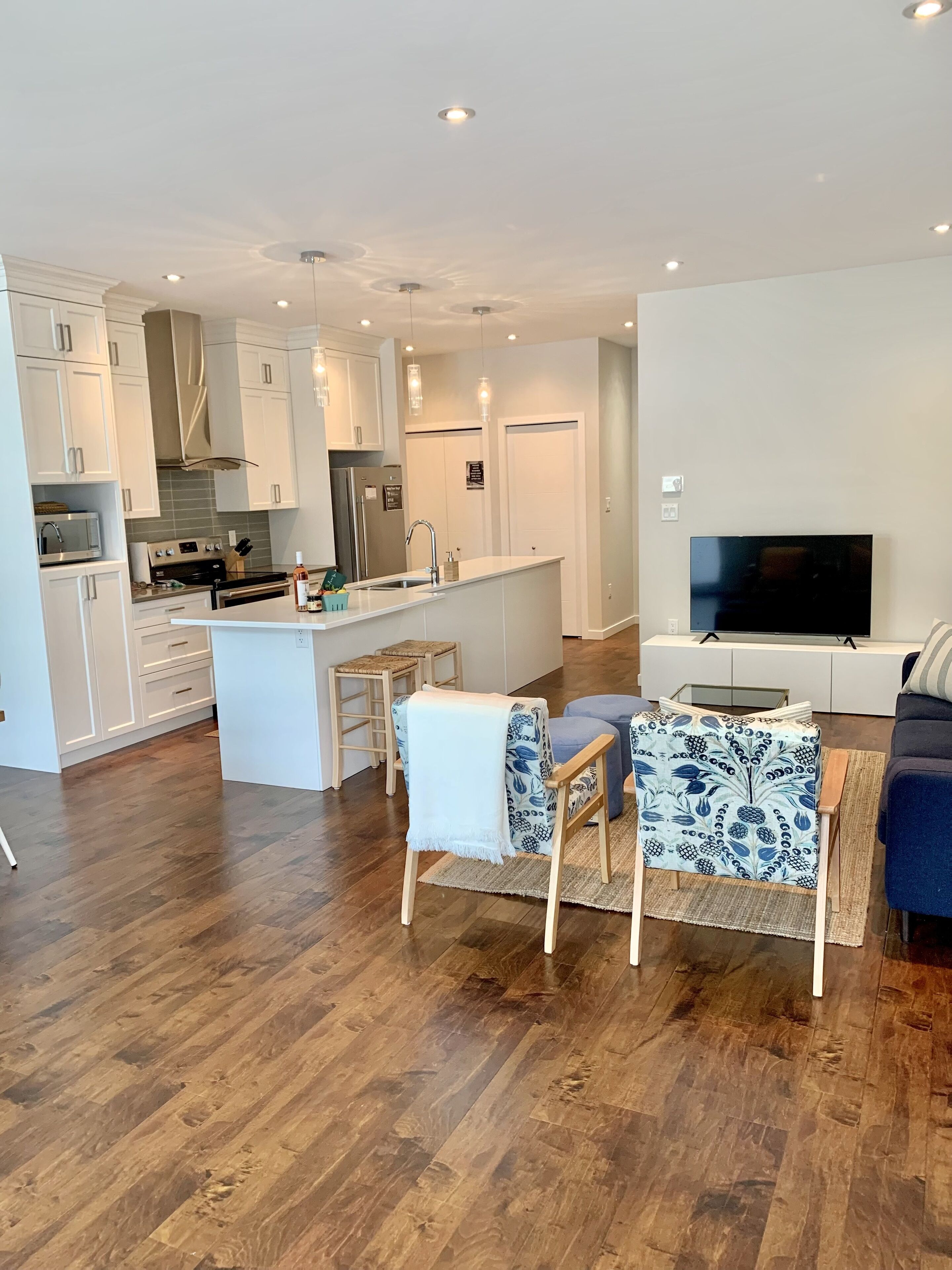 *2 Minute Walk to Okanagan Lake Beach* Modern Holiday Home in the Best Location!