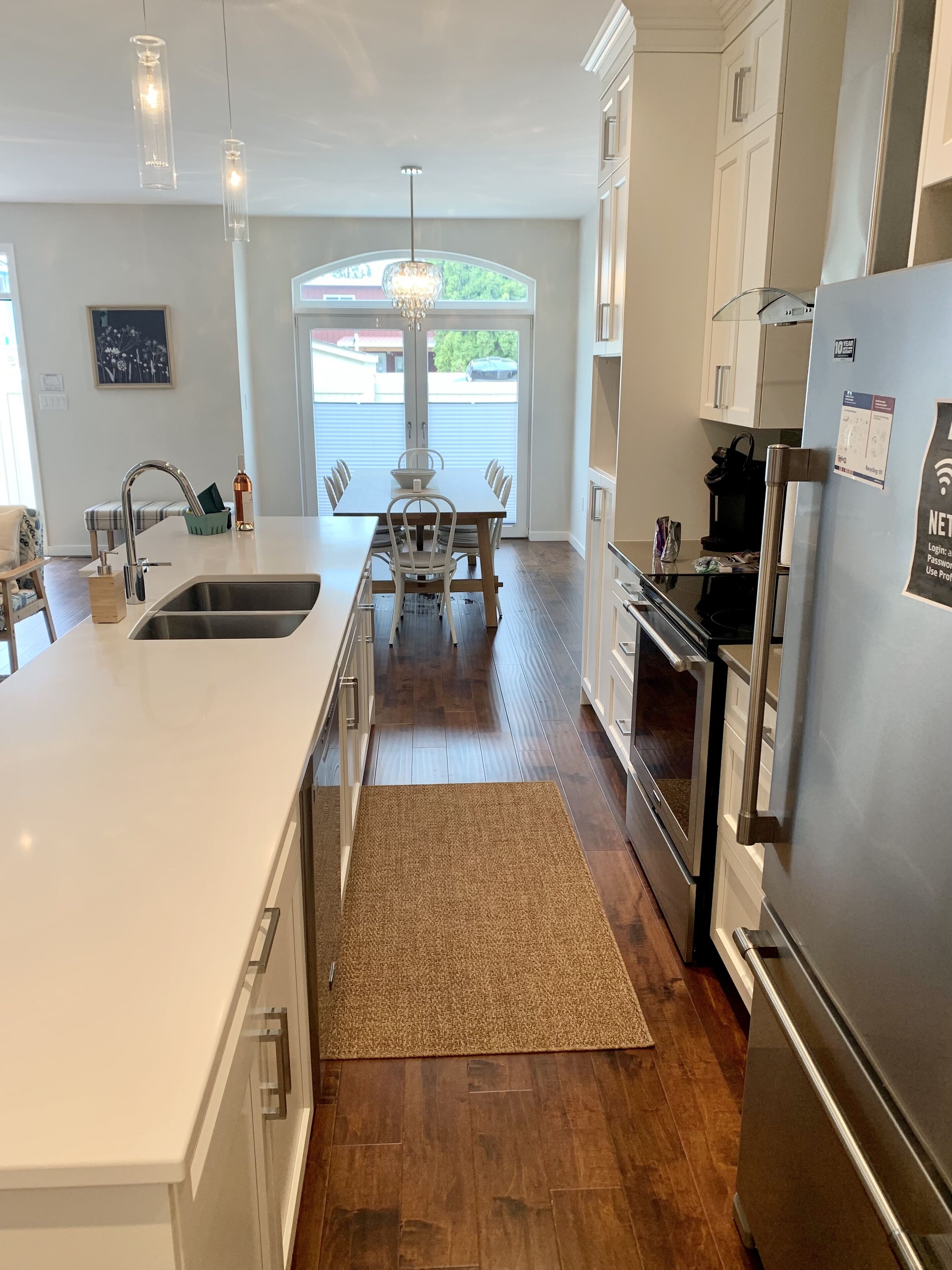 *2 Minute Walk to Okanagan Lake Beach* Modern Holiday Home in the Best Location!