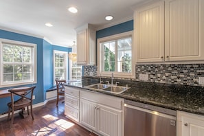 Fridge, microwave, oven, stovetop - Castle Rock in Big Bear (Big Bear)