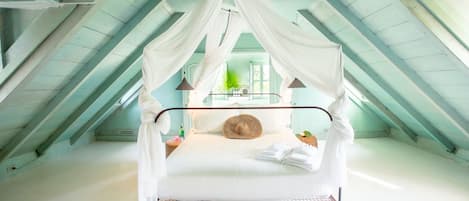 5 عدّة غرف نوم وخزنة داخل الغرفة ومكتب ومكواة/لوح كي