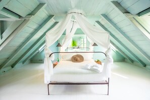 5 bedrooms, in-room safe, desk, iron/ironing board