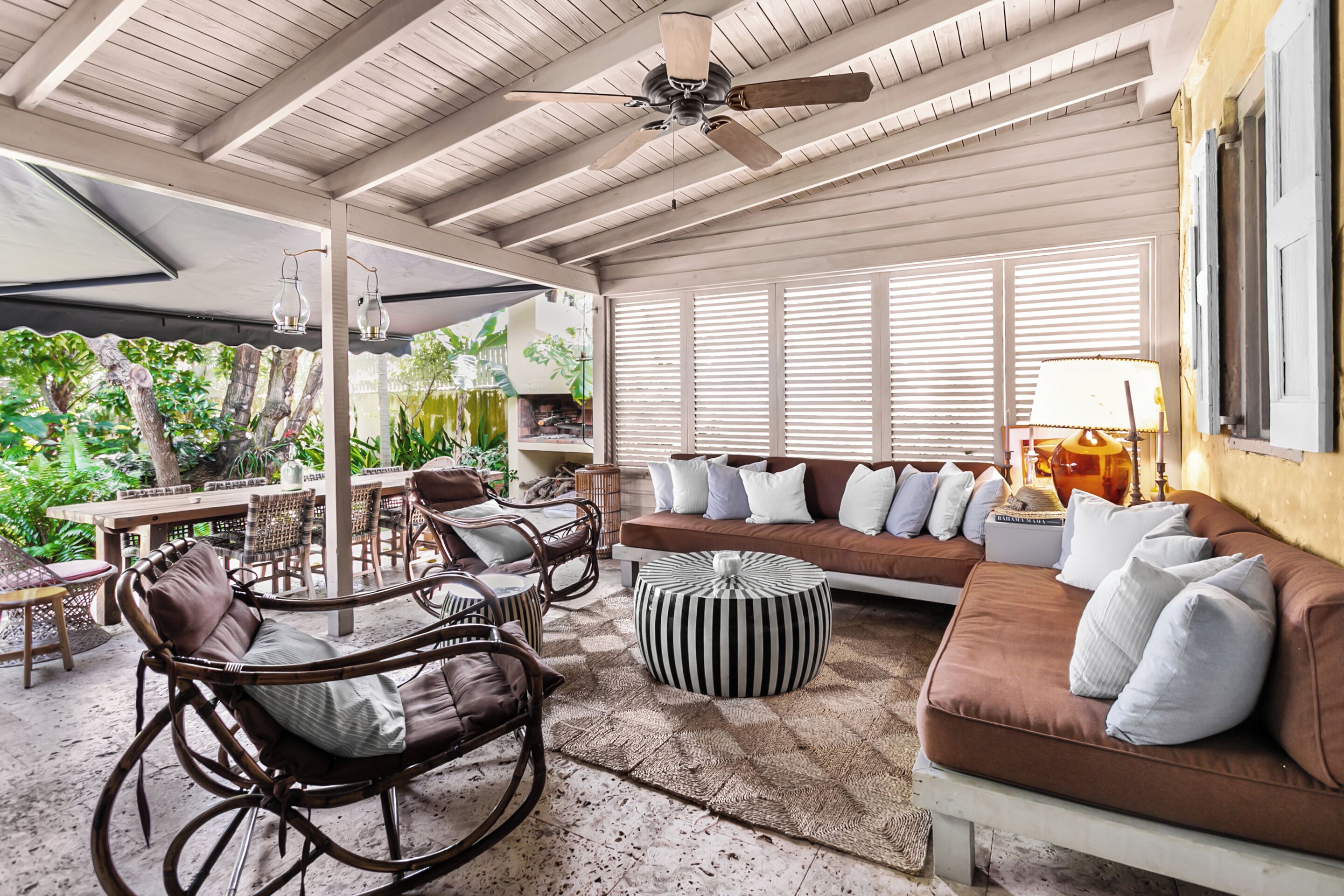 Smart TV, chimenea, libros y biblioteca musical 