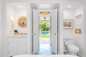 Combined shower/tub, hair dryer, towels, soap - Salt Box: an Enchanting Historical Property with a Pool (Dunmore)