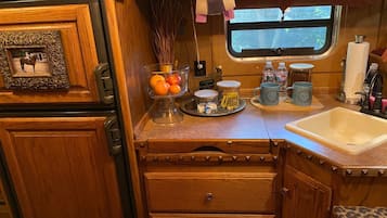 Refrigerador, microondas, tetera eléctrica y utensilios de cocina