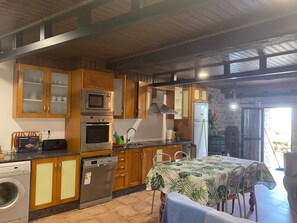 Fridge, microwave, oven, stovetop - House in the Ribeira Sacra (Castro Caldelas)