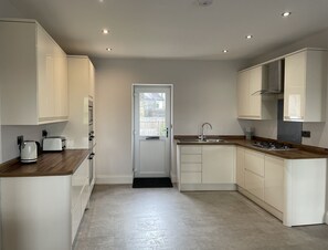 Fridge, microwave, oven, stovetop - Modern apartment in Matlock with beautiful scenic views (Matlock)