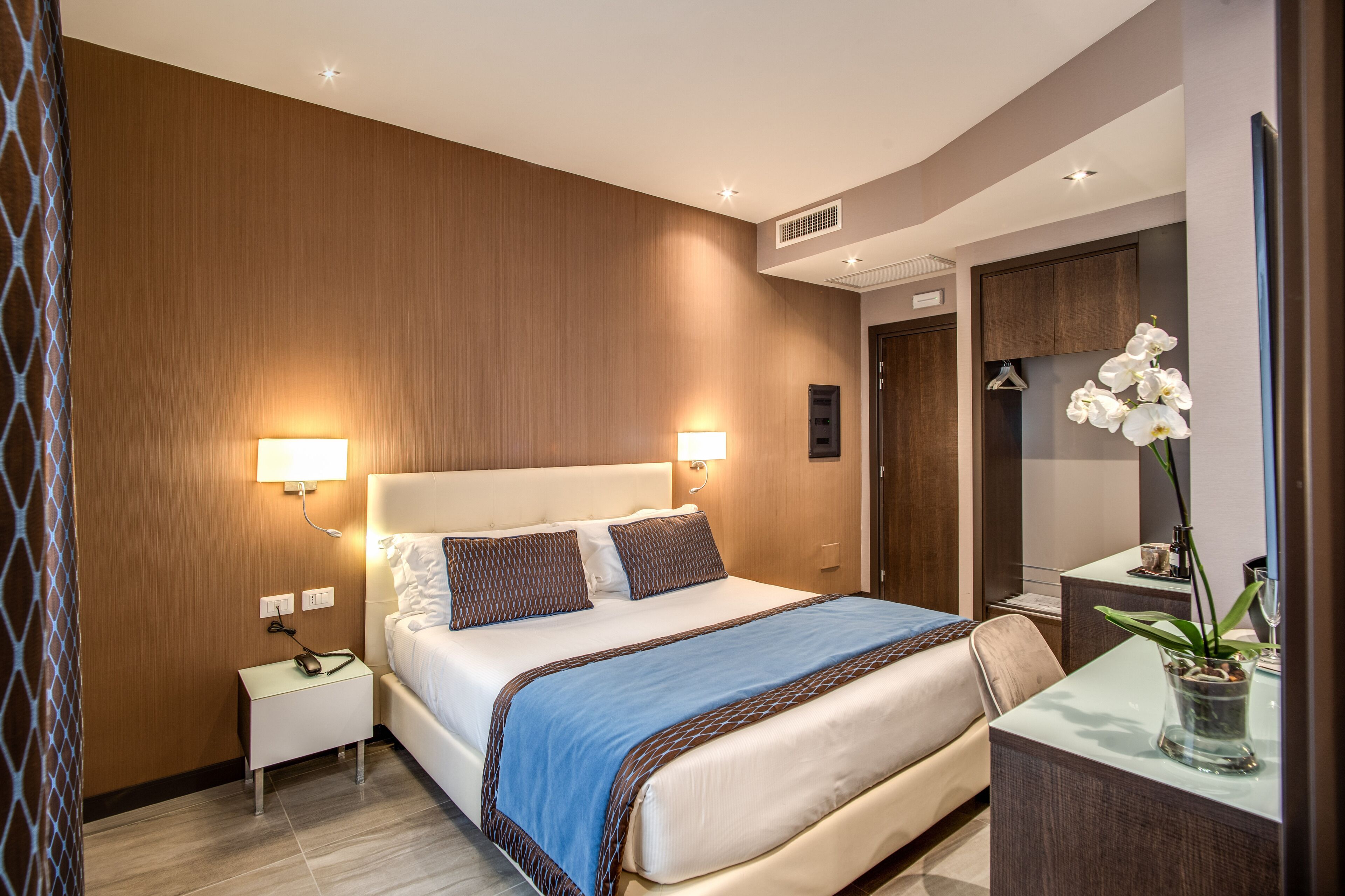 Superior Room | Minibar, in-room safe, desk, laptop workspace