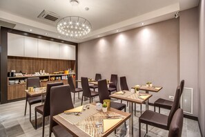 Desayuno buffet diario (EUR 12 por persona)