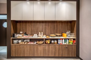 Petit déjeuner buffet (12 EUR par personne)