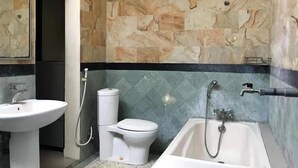 A bathroom with a sink, toilet, and bathtub. - OYO 3902 Pondok 828 Residence (Denpasar)