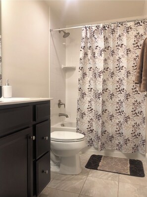 Combined shower/bathtub, jetted bath, hair dryer, towels