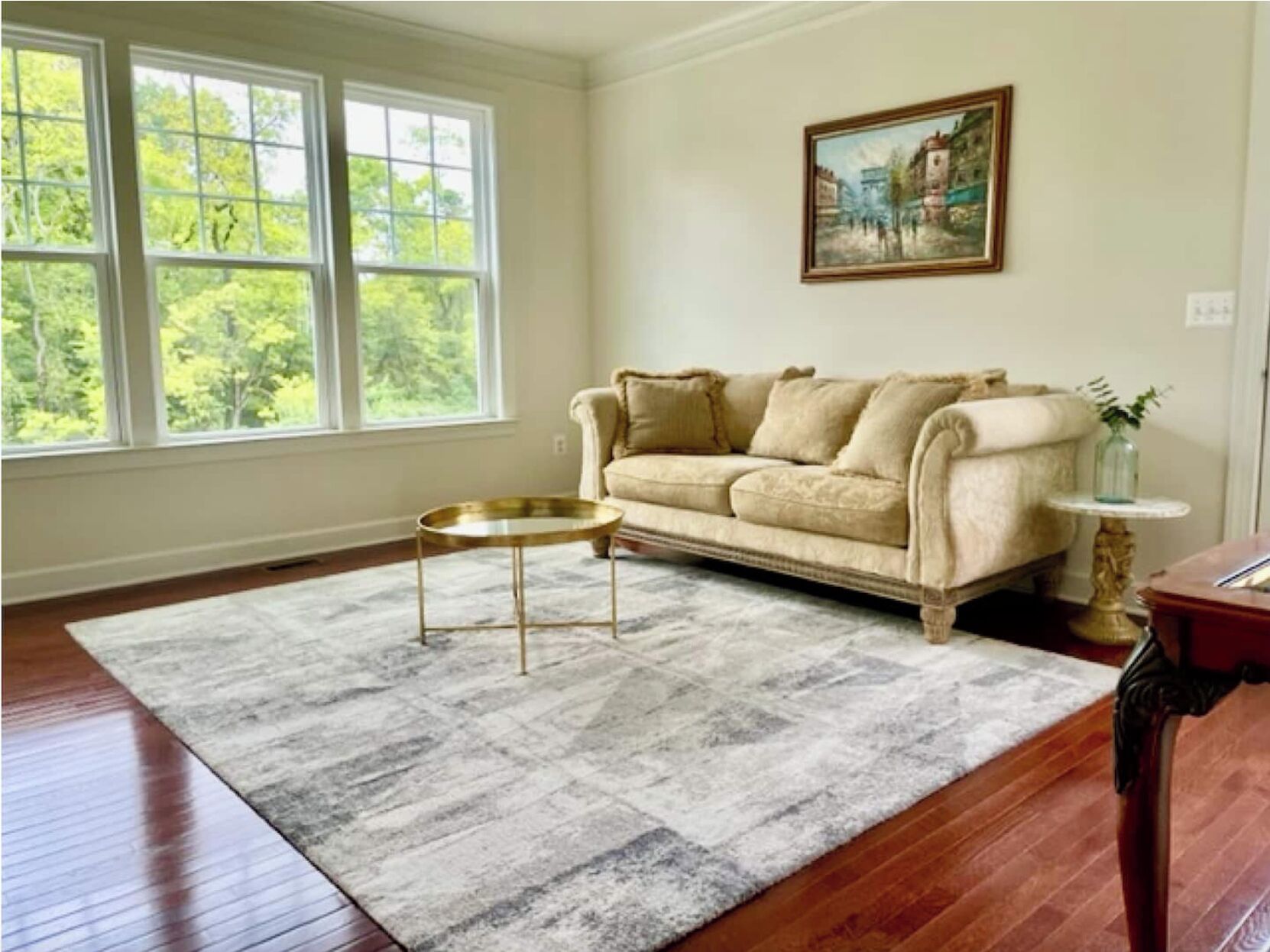 Smart-TV, Kamin, Tischtennisplatte, Bücher