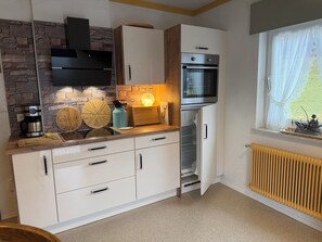 冷蔵庫、電子レンジ、オーブン、コンロ