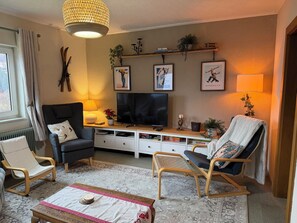 Smart-TV, DVD-Player, Tischtennisplatte, BĂŒcher