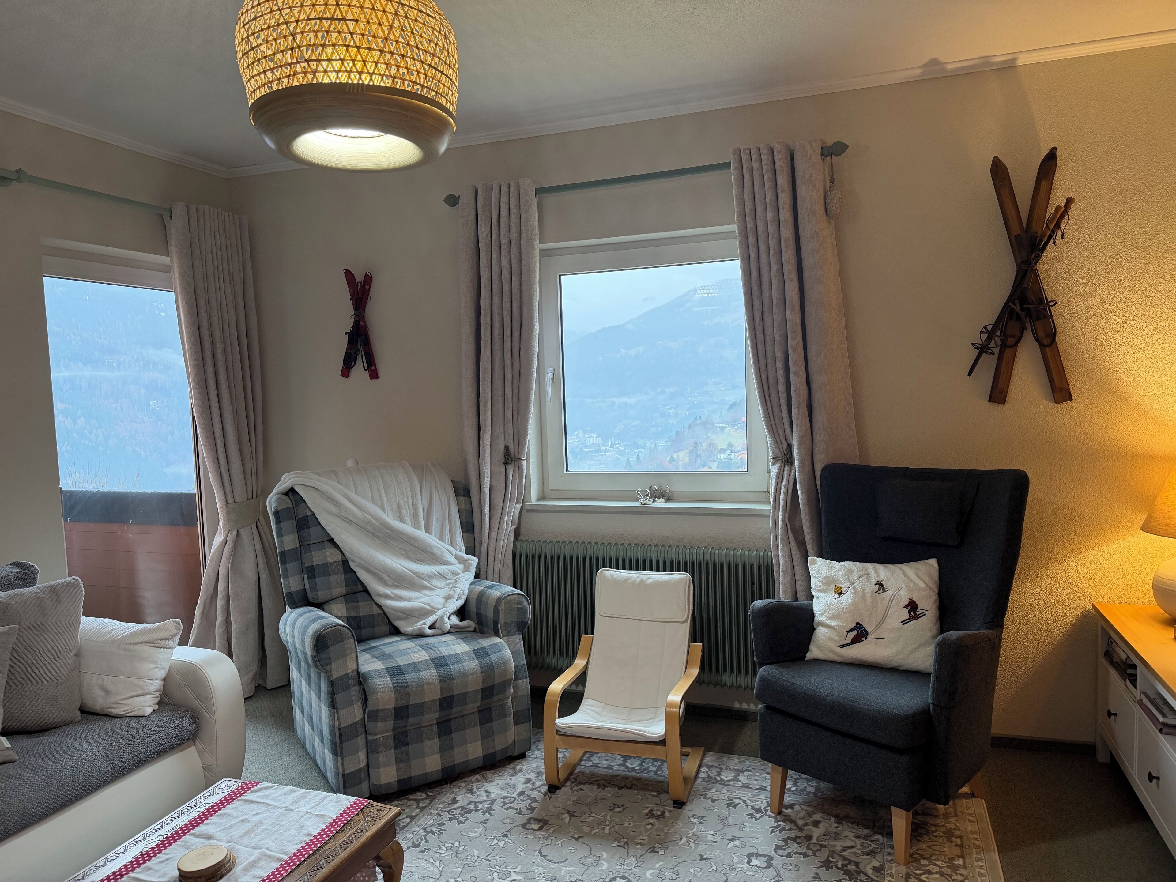 TV connectée, lecteur de DVD, table de tennis de table, livres