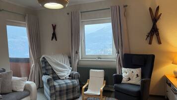 TV connectée, lecteur de DVD, table de tennis de table, livres