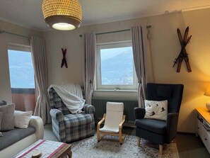 Een smart-tv, een dvd-speler, een tafeltennistafel en boeken