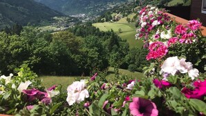 A balcony with a view of a valley and mountains. - A wonderful panoramic apartment of 110m2. (Radenthein)