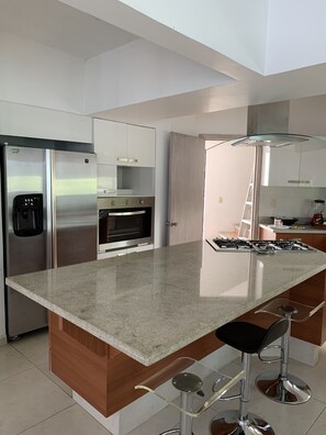 Fridge, microwave, oven, stovetop - Hermosa Casa Vacacional en un destino rodeado de hermosos jardines (Atlatlahucan Morelos)