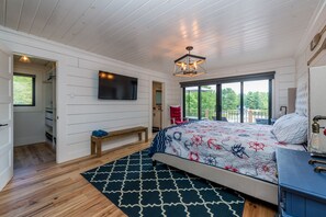 4 bedrooms, iron/ironing board, free WiFi, bed sheets - The Lake House! Private 3.6 Acres Family Retreat! (Port Severn)
