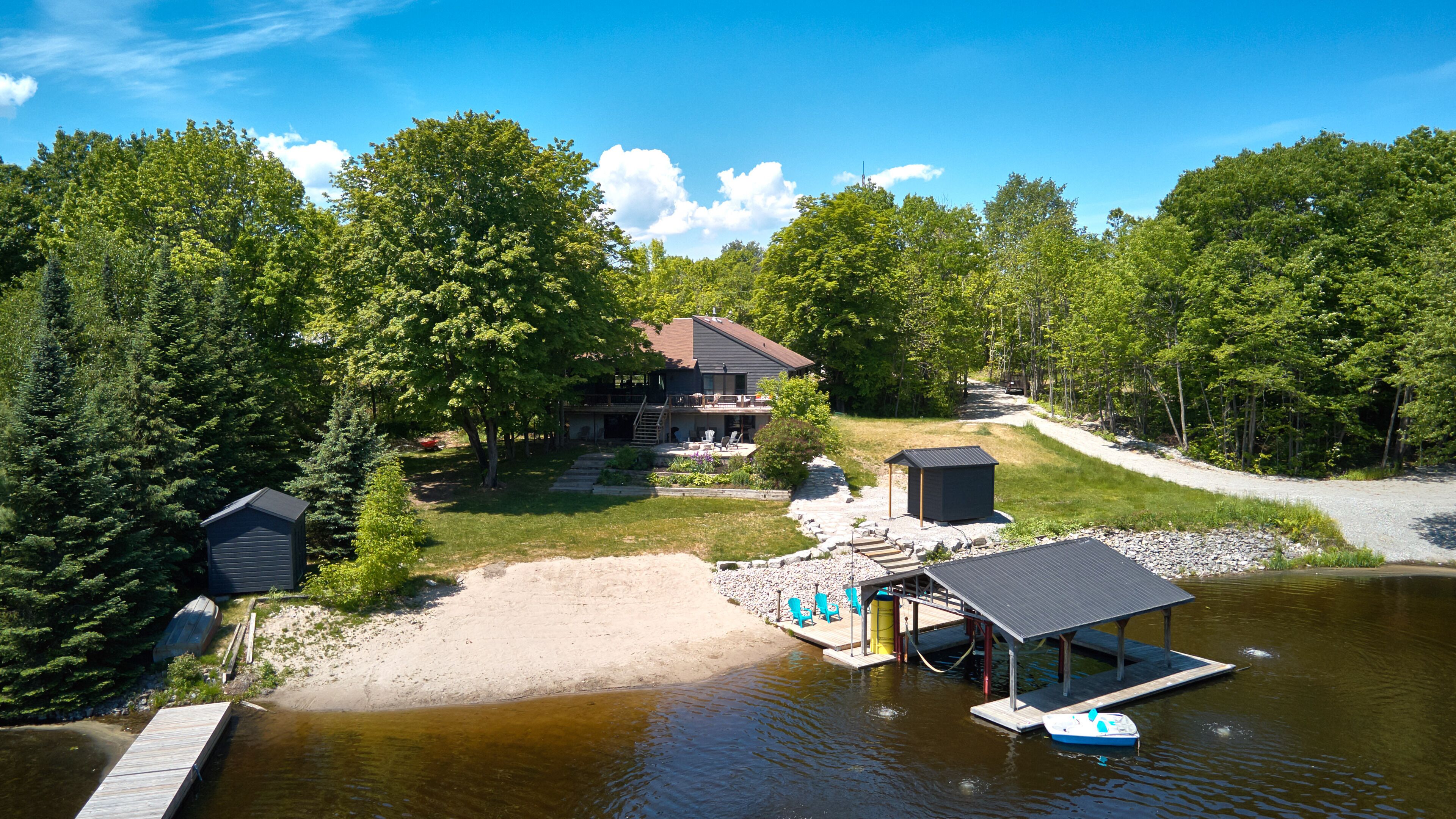 The Lake House! Private 3.6 Acres Family Retreat!
