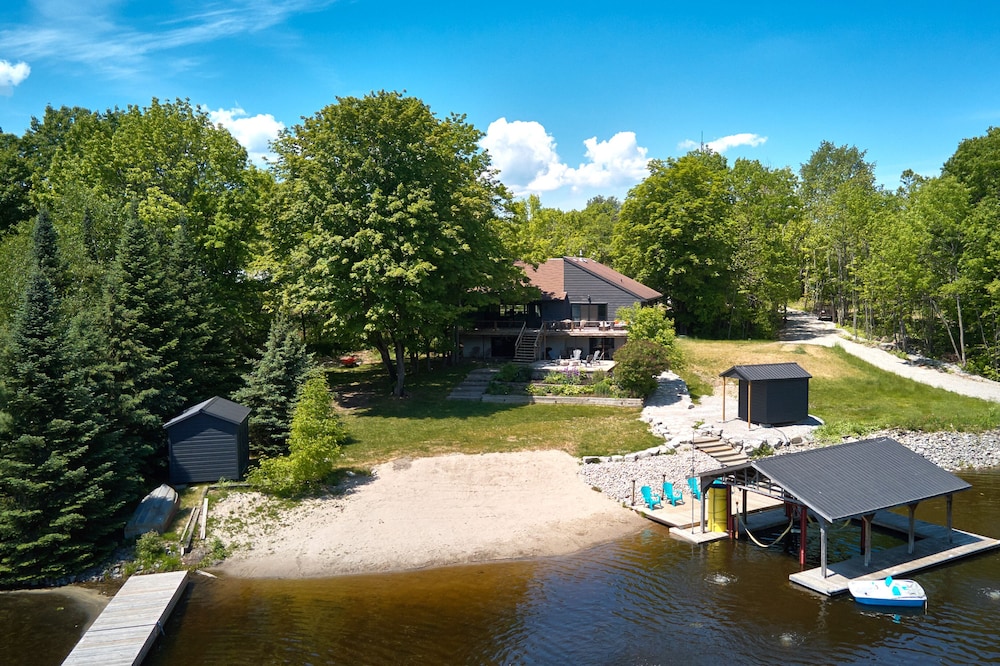 The Lake House! Private 3.6 Acres Family Retreat!