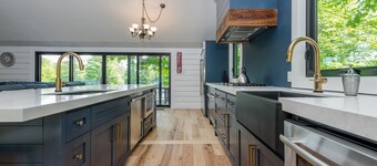 The Lake House! Private 3.6 Acres Family Retreat!