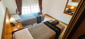 2 habitaciones, tabla de planchar con plancha y cuna de viaje 