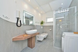 Ducha, secador de pelo, bidet, toallas