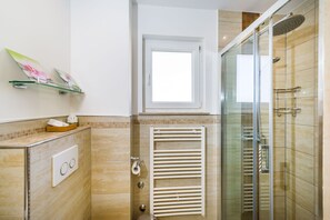 Shower, hair dryer, bidet, towels