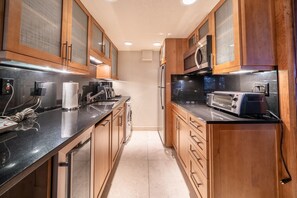 Frigorifero, microonde, piano cottura, lavastoviglie