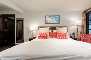 1 bedroom, in-room safe, desk, iron/ironing board - Charming Corner Condo, fireplace, spa access, two steps to Vail Village  and  Lifts (Vail)