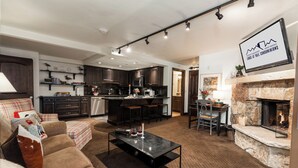 Una cocina moderna con armarios de madera oscura, una isla central y un microondas integrado.