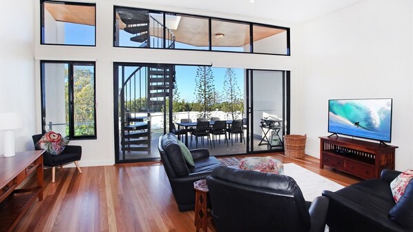 TV, books - Unit 2 'The Drift', Mudjimba (Mudjimba)