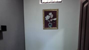 Douche, sĂšche-cheveux, serviettes fournies, savon