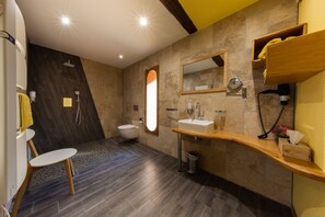 A modern bathroom with a shower, toilet, and sink. - Le Domaine du Verger, Chambres et SPA Privé (Osenbach)