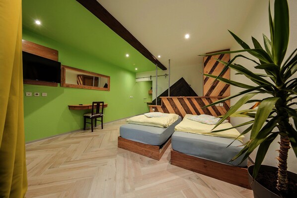 A bedroom with two beds, a desk, and a chair. - Le Domaine du Verger, Chambres et SPA Privé (Osenbach)