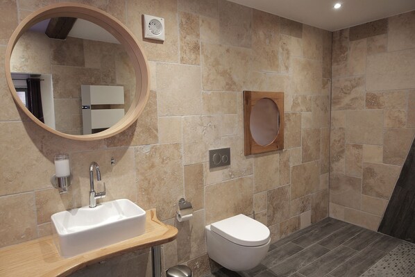 A modern bathroom with a sink, toilet, and a mirror. - Le Domaine du Verger, Chambres et SPA Privé (Osenbach)