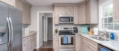 Een koelkast, een magnetron, een oven, een kookplaat