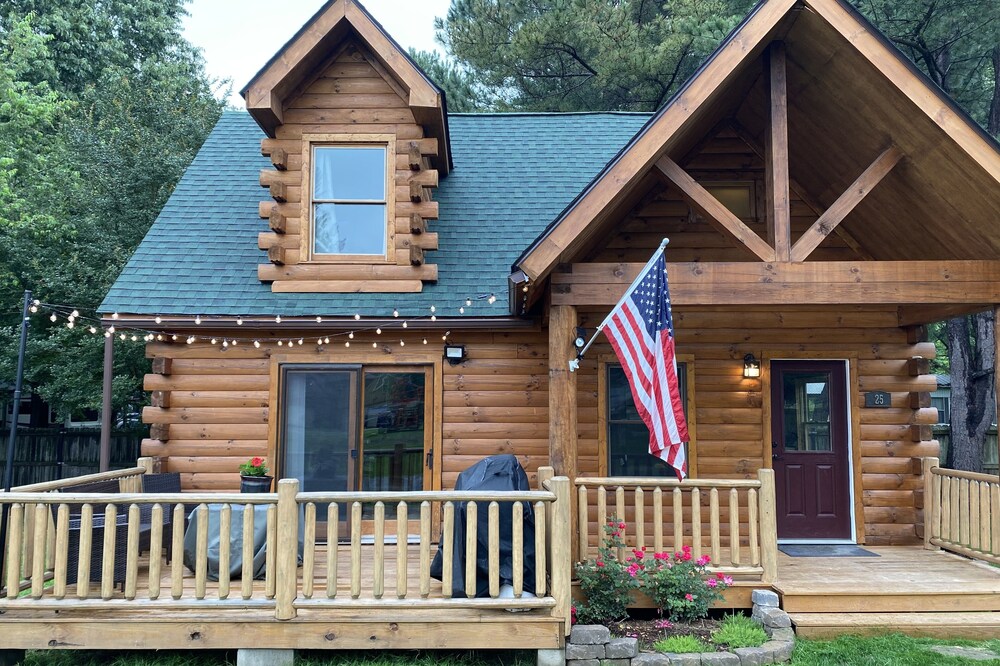 Rustic Log Cabin at Swinging Bridge