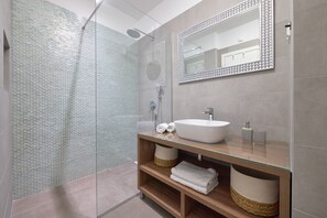 Duschwanne, Haartrockner, Handtücher, Toilettenpapier